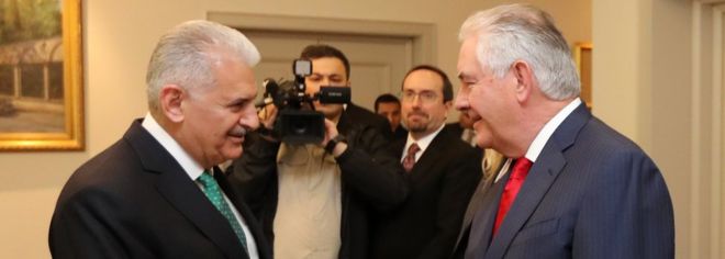 Госсекретарь США Рекс Тиллерсон (справа) обменивается рукопожатием с премьер-министром Турции Бинали Йилдиримом (слева)