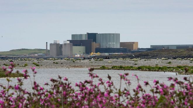 Атомная электростанция Wylfa в заливе Кемаес, Англси, Северный Уэльс.