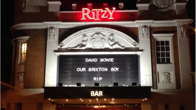 Знаки на двух достопримечательностях Брикстона - Ritzy Cinema и Brixton Academy - также воздают должное их местному мальчику.