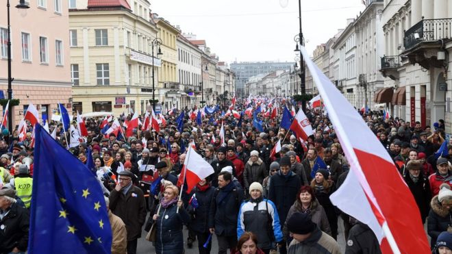 Демонстранты в Варшаве протестуют против действий правительства по изменению конституционного суда - март 2016 года