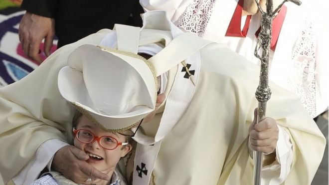 Папа Франциск приветствует ребенка, когда он идет в процессии к базилике Гуадалупе (14 февраля 2016 года)