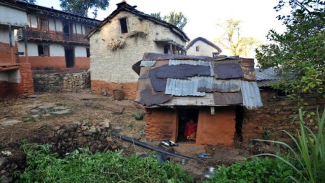 Хижина, используемая девушкой-подростком, чтобы она могла менструировать в изоляции в деревне Ахам, примерно в 800 км к западу от Катманду (23 ноября 2011 года)