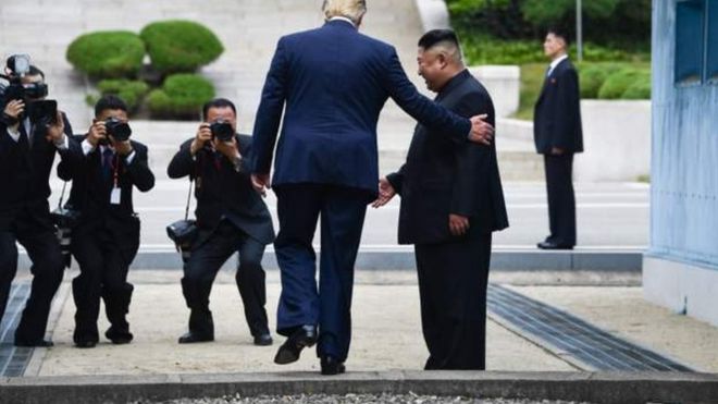 トランプ米大統領は現職大統領として初めて、板門店の軍事境界線を越えて北朝鮮側に入った（30日、板門店）