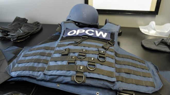 Бронежилет и шлем, используемые сотрудниками ОЗХО, как показано в его штаб-квартире в Гааге, 20 апреля
