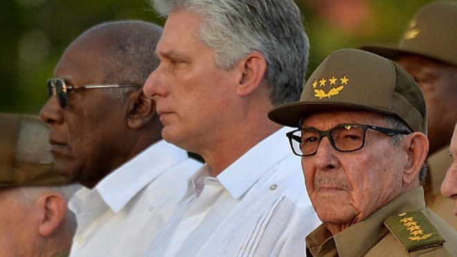 Первый секретарь Коммунистической партии Кубы Рауль Кастро вместе с президентом Кубы Мигелем Диас-Канелем