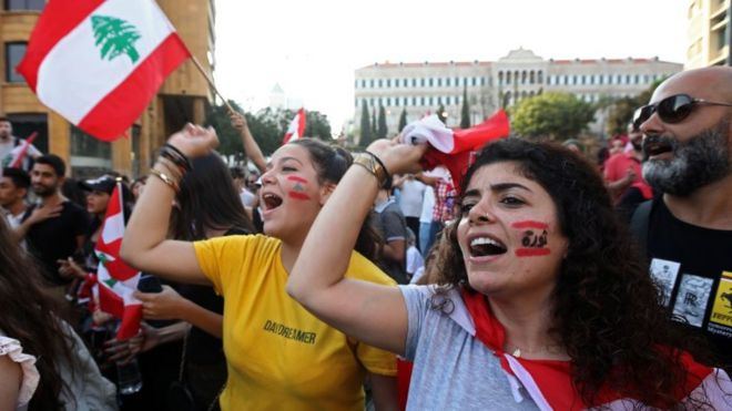 Mujeres protestan en la plaza Riad al-Solh, en Beirut, el 21 de octubre de 2019