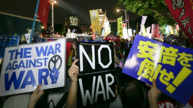 Демонстранты протестуют против противоречивых законопроектов о национальной безопасности у здания парламента Японии 16 сентября