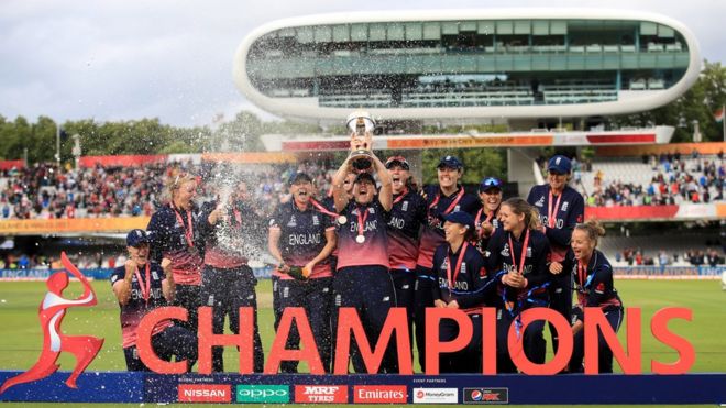 Женская сборная Англии по крикету празднует победу на Кубке мира у Лорда