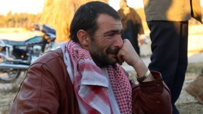 رجل يبكي بعد إجلائه من حلب