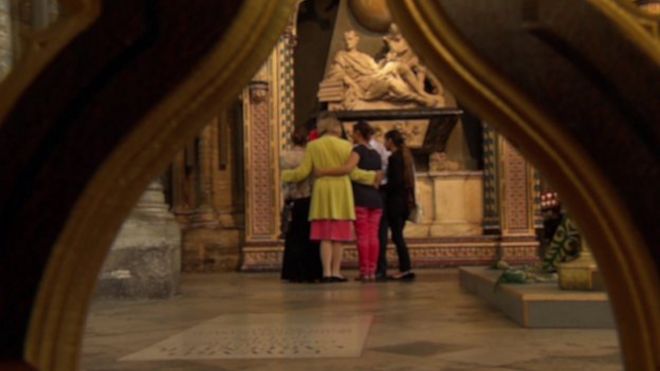 Женщины посещают Вестминстерское аббатство в сопровождении баронессы Николсон