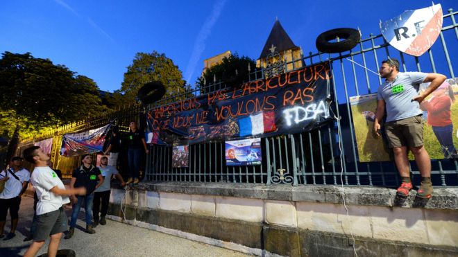 Protesto durante negociação de acordo