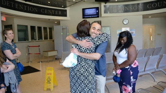 Ричард Энтони Джонс празднует со своей семьей после освобождения из тюрьмы