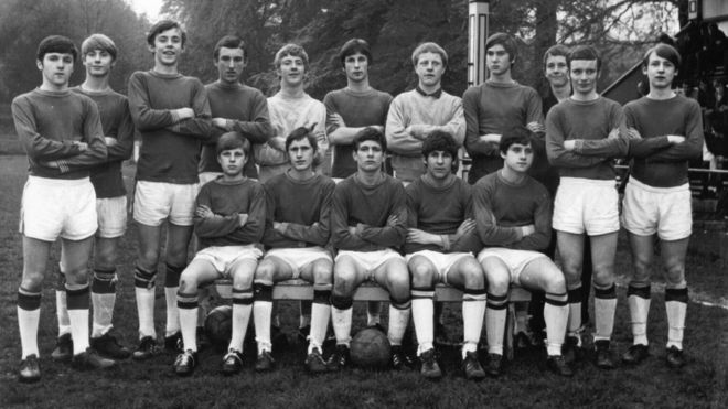 Имонн (впереди слева) на фото с командой «Манчестер Бойз»