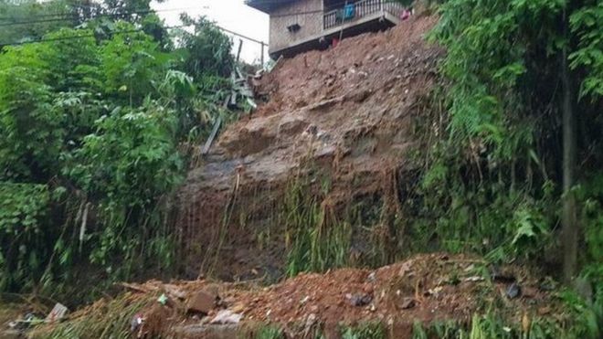 ဖားကန့်မှာရေကြီးပြီး လူနေအိမ်အနီးတွေမှာပါ မြေပြိုမှုတွေဖြစ်ပွား