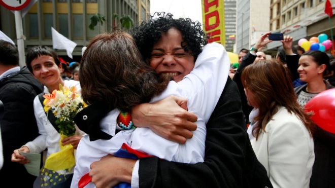 Женщины в Боготе обнимаются, празднуя подписание исторического соглашения о прекращении огня между правительством Колумбии и повстанцами ФАРК, 23 июня 2016 года.