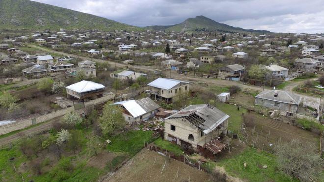 Вид с воздуха показывает поселение в Мартакертском районе Нагорного Карабаха (4 апреля 2016 года)