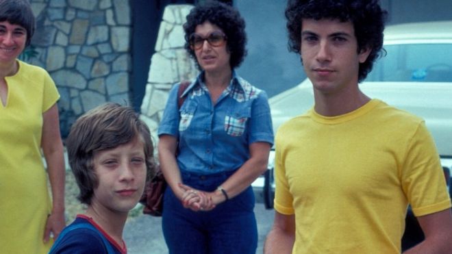 Бенни (слева на первом плане), Сара (в центре) и Рон (справа) в Нью-Йорке, 1976 год