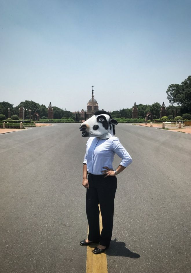Женщина с коровьей маской перед президентским дворцом