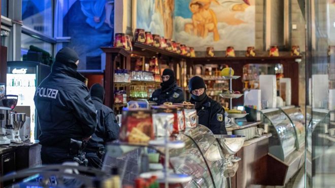 Полицейские совершают набег на ледяное кафе в Дуйсбурге, западная Германия, 5 декабря 2018 года.