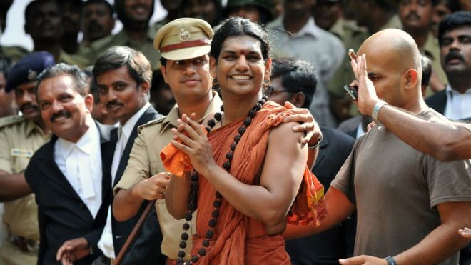 வழக்கு ஒன்றில் ஆஜராவதற்காக பெங்களூரு நீதிமன்றத்துக்கு செல்லும் நித்தியானந்தா.