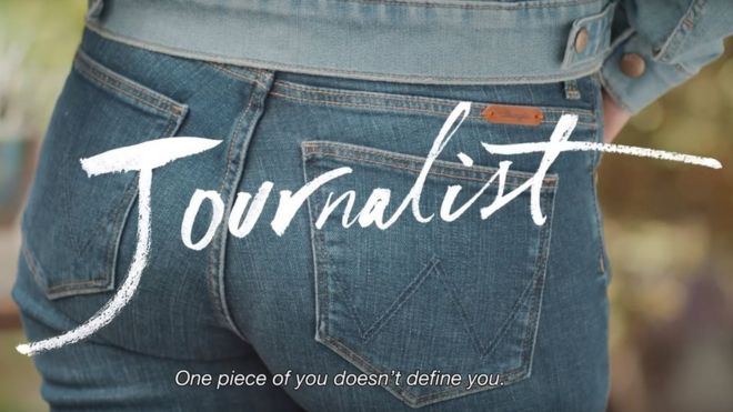 Изображение из рекламы Wrangler, показывающее задницу женщины со словом «Журналист».
