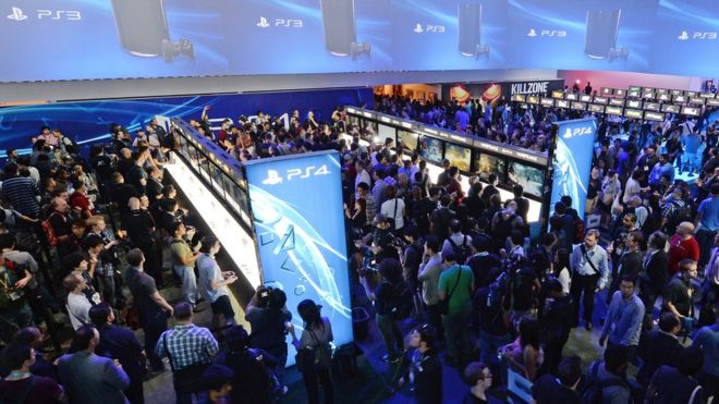 Поклонники игр играют в PS4, E3, Лос-Анджелес, Калифорния, 11 июня 2013 года.