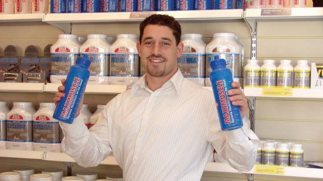 Зеф Айзенберг держит бутылки Maximuscle в 2002 году