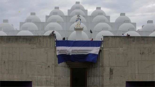 Католические верующие Никарагуа принимают участие в массовых миссиях, требуя свободы политических заключенных и прекращения нападения на католическую церковь в соборе Манагуа в Манагуа 28 октября 2018 года