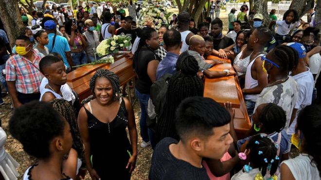 Asistentes al funeral de los cinco jóvenes que asesinaron en Cali.