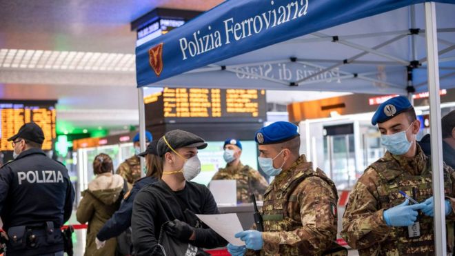 La policía controla la llegada de italianos y turistas en la estación de trenes de Roma.