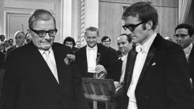 Композитор Д.Д.Шостакович отвечает на приветствия после премьеры 15-й симфонии в исполнении Большого симфонического оркестра под управлением Максима Шостаковича. 1972 год