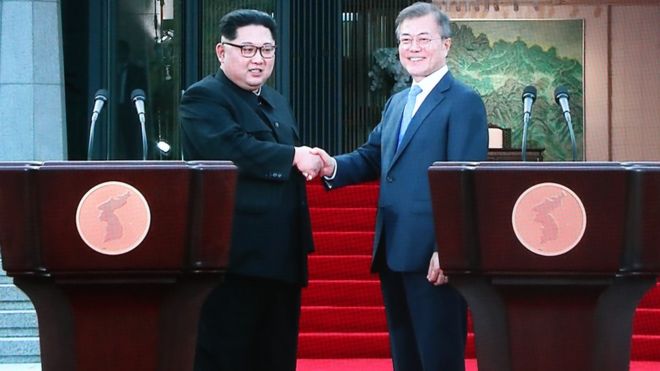 27일 오후 문재인 대통령과 김정은 북한 국무위원장이 '한반도의 평화와 번영, 통일을 위한 판문점 선언' 후 공동기자회견 하는 모습