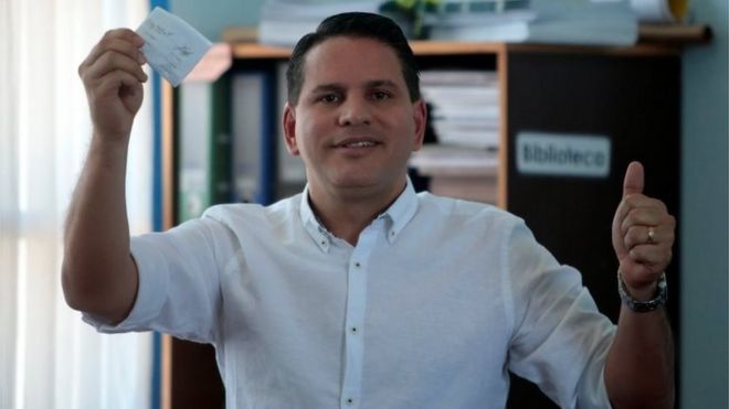 Кандидат в президенты от Партии национальной реставрации (PRN) Фабрисио Альварадо Муньос показывает свой избирательный бюллетень СМИ во время президентских выборов в Сан-Хосе, Коста-Рика, 1 апреля 2018 года.