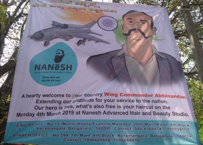 Реклама в парикмахерской, предлагающая бесплатные стрижки для тех, кто хотел походить на Wing Cdr Abhinandan.
