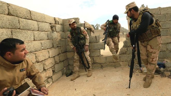 Soldados iraquíes combaten en el barrio Intisar de Mosul.