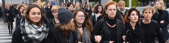Протестующие одеты в черное во время общенациональной женской забастовки в Варшаве, Польша, 3 октября 2016 года.