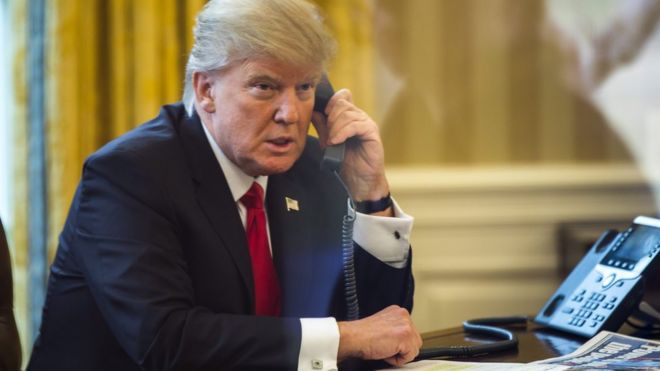 Президент США Дональд Трамп говорит по телефону в Белом доме, 29 января 2017 года