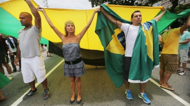 Антикоррупционные демонстранты на пляже Копакабана в Рио-де-Жанейро