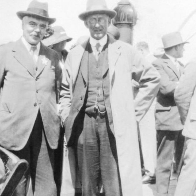 Frank W Dyson (solda) Eddington'Ä±n keÅfi yolculuÄunu yapabilmesi iÃ§in gereken fonu buldu