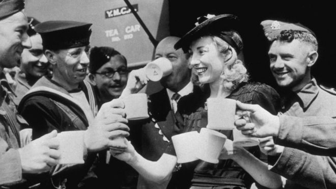 Вера Линн подарила мэру Вестминстера мобильную столовую. Здесь она подает первые чашки чая военнослужащим из столовой 2 июня 1942 г.