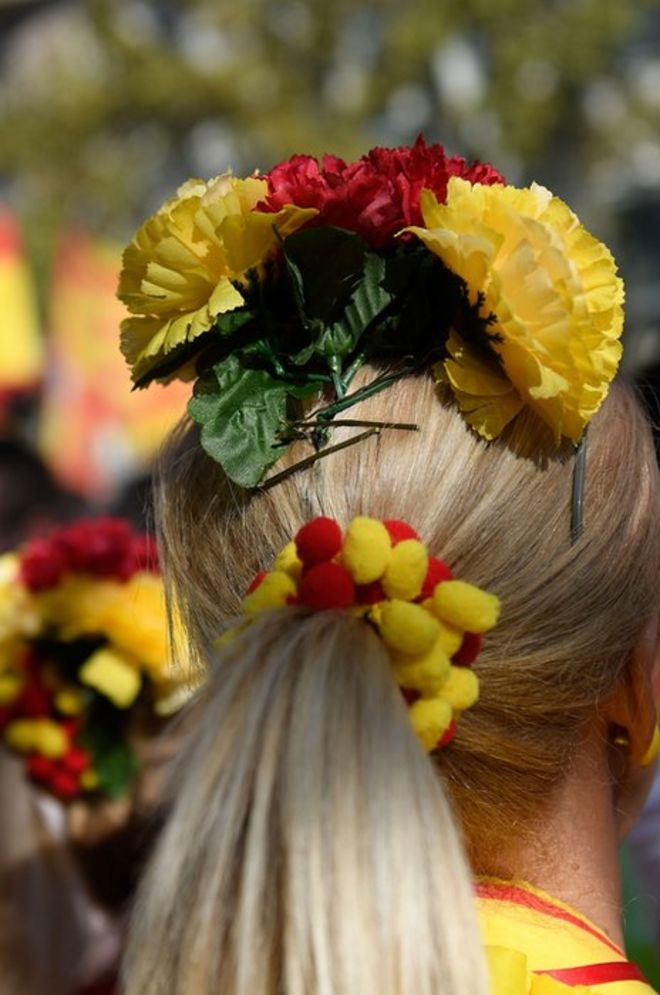 A demonstrator wears flowers in the colours of the Spanish flag in Barcelona, 27 October