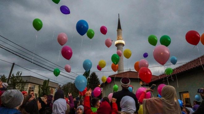 أطفال يطلقون بالونات للاحتفال ببداية شهر رمضان المبارك الإسلامي في سراييفو، البوسنة والهرسك