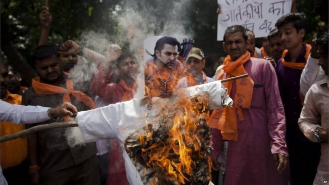 Небольшая группа правых индуистских активистов сжигает изображение болливудской звезды Салмана Кхана в Нью-Дели, Индия, в воскресенье, 26 июля 2015 года. Активисты реагировали на твит актера в поддержку Якуба Мемона, осужденного в камере смертников в Мумбае 1993 года взрывает дело.