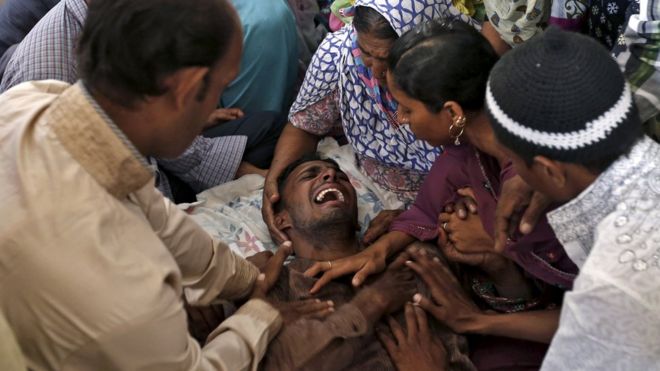 Обезумевший мужчина в Ахмедабаде, Индия, плачет, услышав, что члены его семьи погибли в давке. 25 сентября 2015
