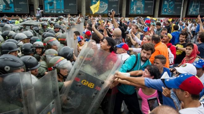 Венесуэльские силы блокируют марш оппозиции в Каракасе