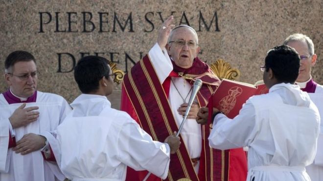 Papa Francisco celebra missa de domingo de Páscoa