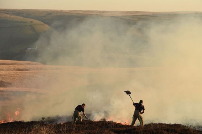 Пожарные на вересковой пустоши возле Марсдена