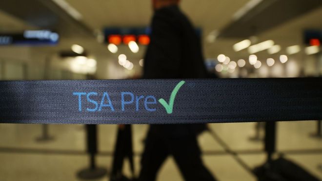 Путешественники проходят пункт безопасности TSA PreCheck в международном аэропорту Майами 2 июня 2016 года в Майами, штат Флорида.