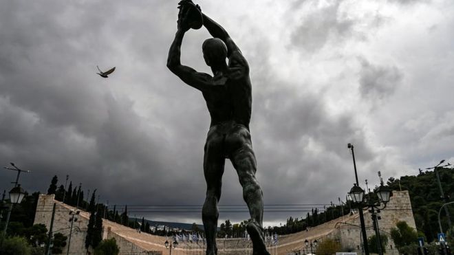 Estatua de un atleta desnudo