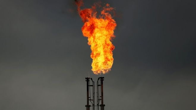 Природный газ сжигается на заводе в Техасе